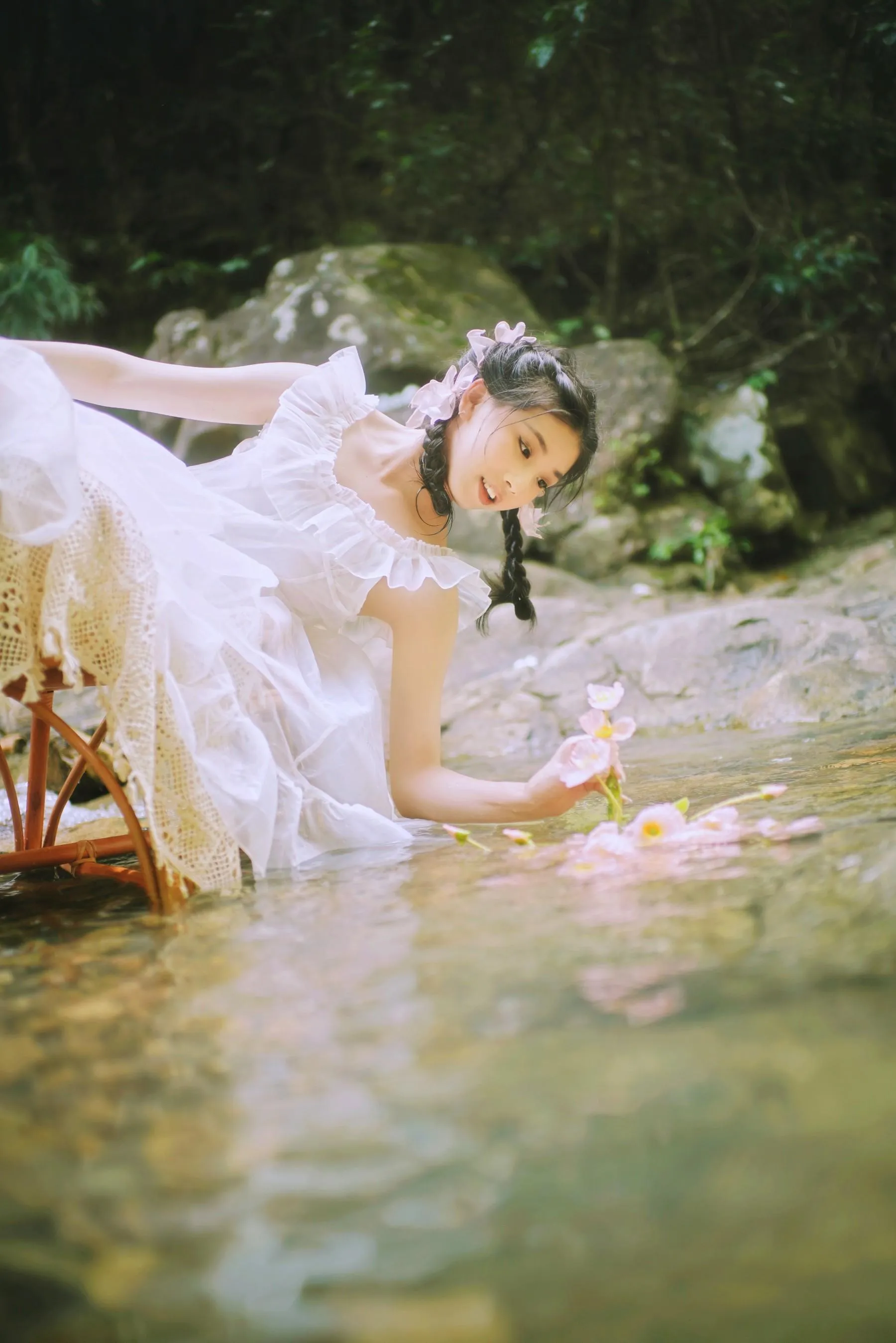 [YITUYU艺图语]2022.09.15 溪流少女 小怡 [36P]插图2